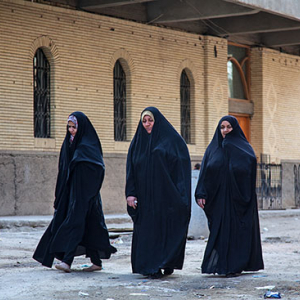 Irak, Hillah (Al Hilla). Kobiety w tradycyjnym stroju w centrum miasta.
